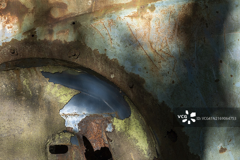 瑞典欧洲Kyrkö Mosse汽车墓地，汽车车身锈迹图片素材