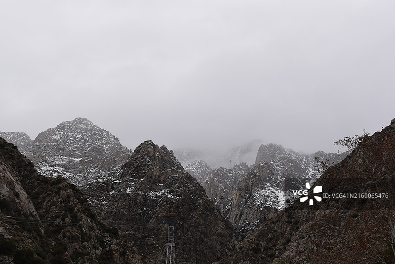 美国加利福尼亚州棕榈泉冬季山景图片素材