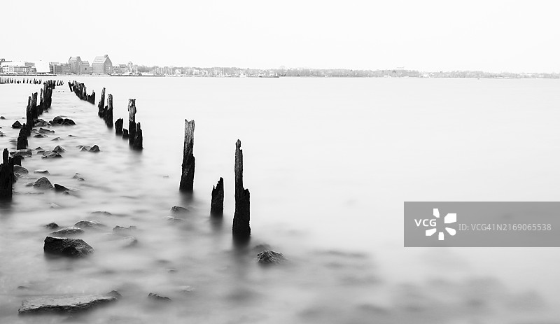 德国梅克伦堡-前波美拉尼亚吕根岛的丁坝和木桩长曝光摄影，波罗的海图片素材