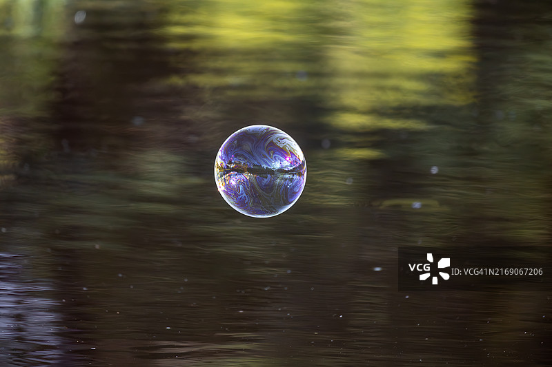 田野上的水晶球特写图片素材