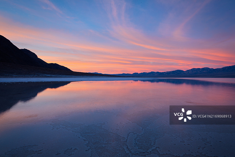 加利福尼亚州死亡谷橙色天空下的湖泊美景，美国图片素材