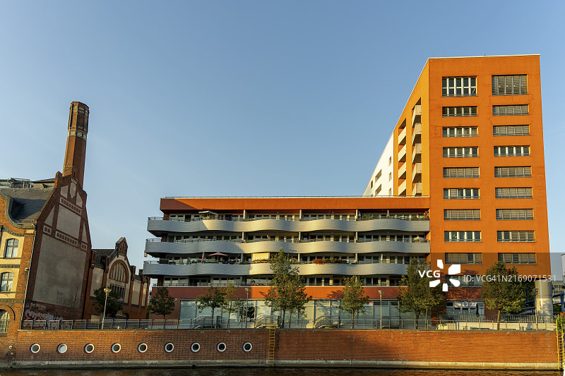 德国柏林弗里德里希斯海因-克罗伊茨贝格区霍尔茨马克特大街沿线的住宅楼，从施普雷河拍摄图片素材