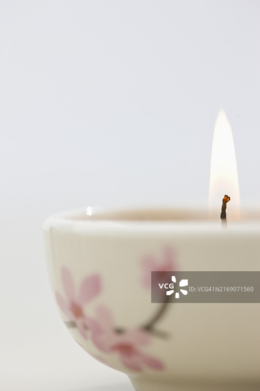 燃烧的粉色茶蜡特写图片素材