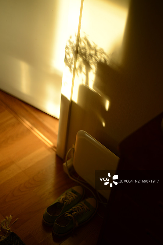 阳光下的门边鞋子图片素材