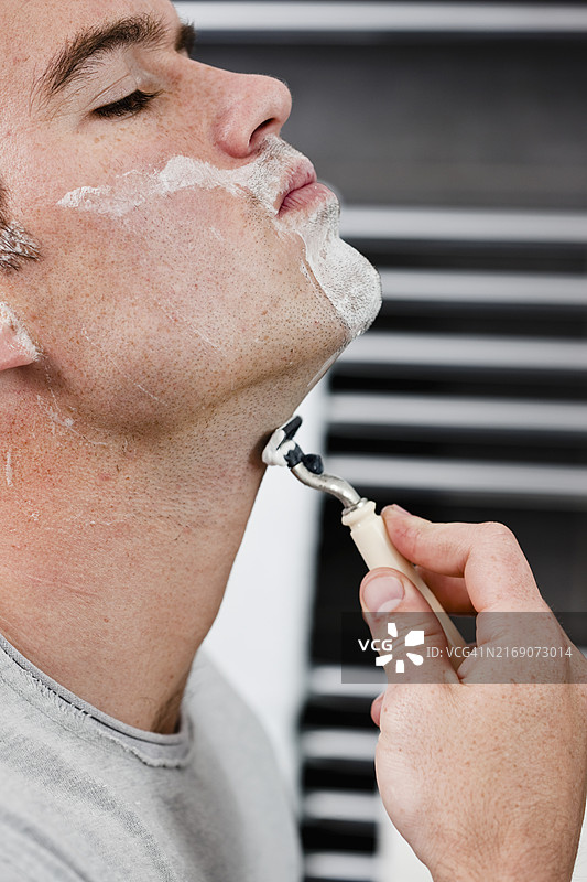 男子刮胡子特写图片素材