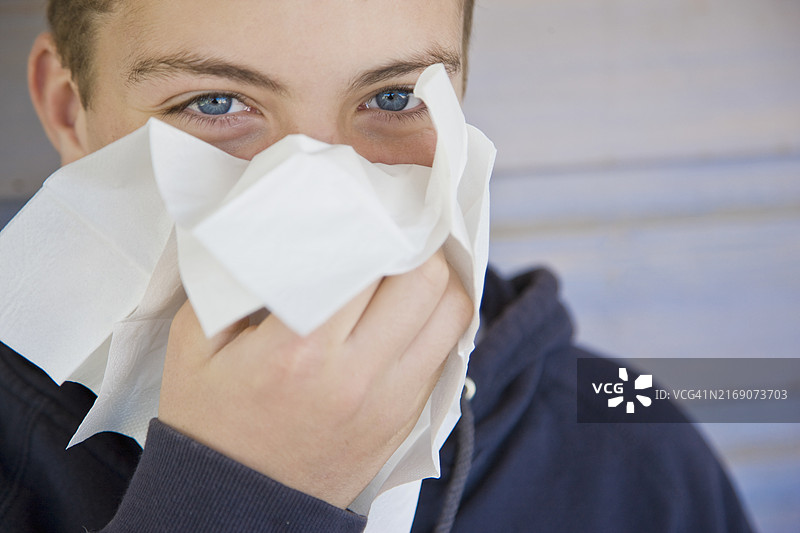 男孩擤鼻涕图片素材