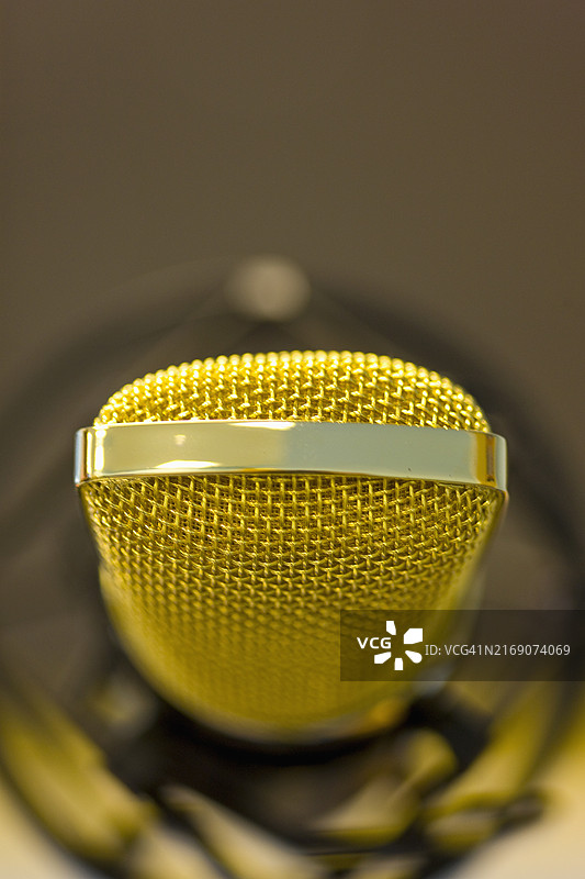 金色麦克风的特写镜头图片素材