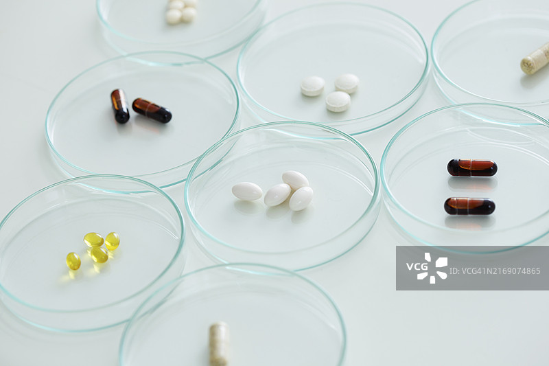 培养皿中的胶囊和药片图片素材