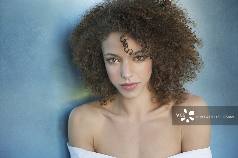 一头卷发的年轻女子肖像图片素材