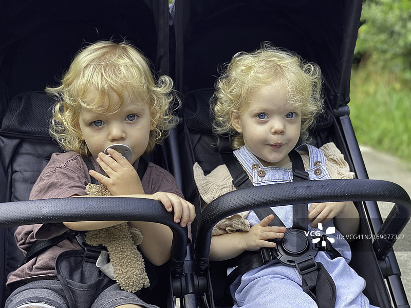 星期天早晨路上的友爱幼儿双胞胎图片素材