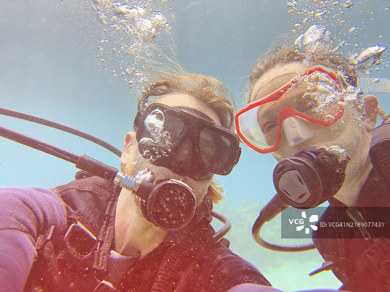 在圣文森特和格林纳丁斯金斯敦水下潜水的快乐夫妇肖像图片素材