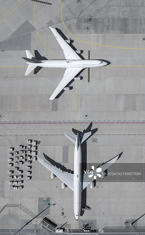 从上方看到的机场停机坪和跑道上的飞机图片素材