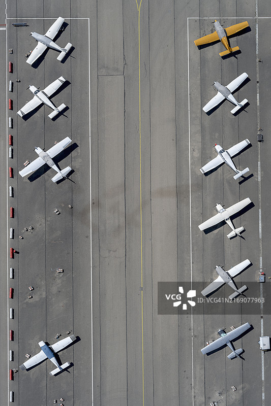 机场停机坪上一排排双翼飞机俯视图图片素材