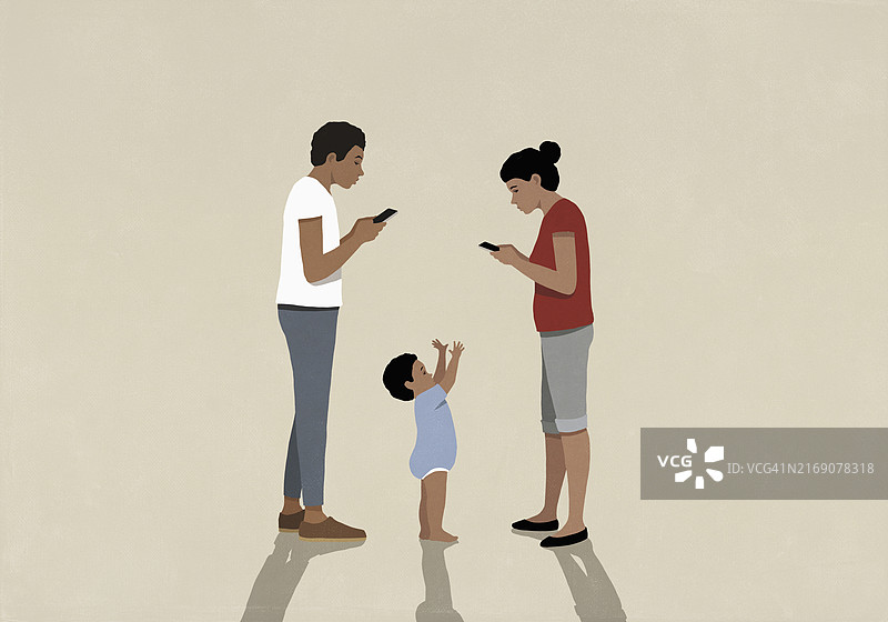 婴儿伸手去抓玩智能手机，疏忽的父母，米色背景图片素材