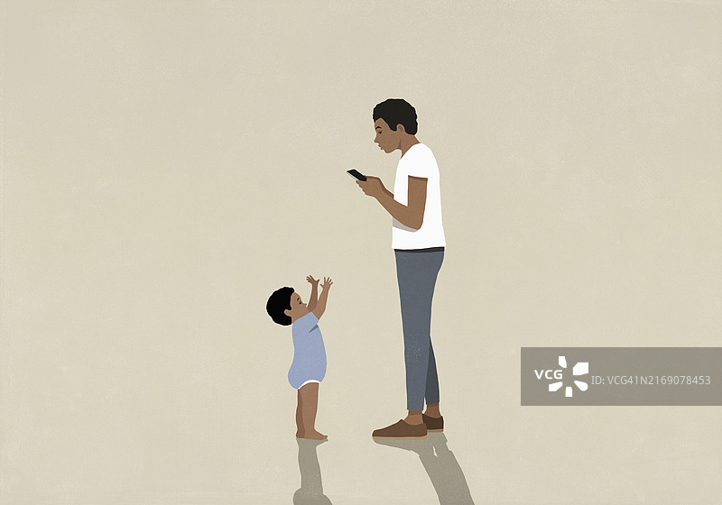 男婴伸手去够玩手机的父亲图片素材