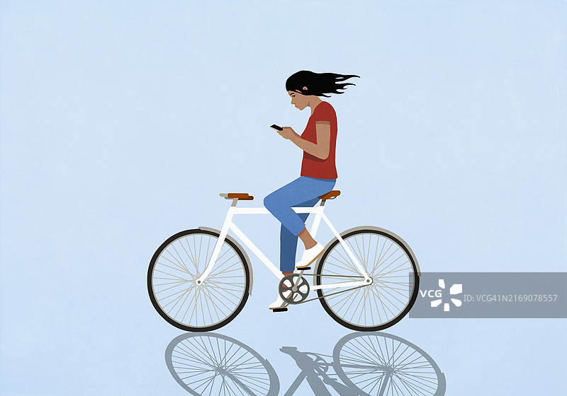 在蓝色背景上骑自行车发信息的女人图片素材
