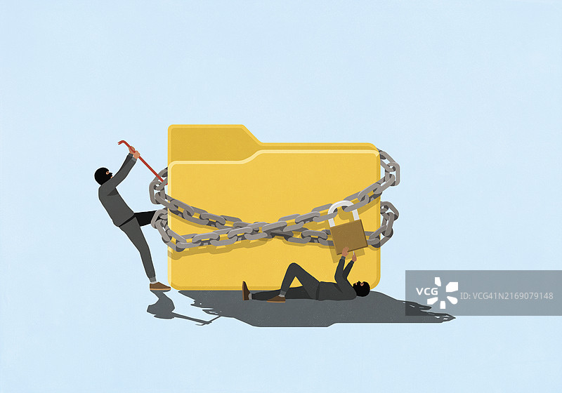 小偷试图破解加密文件上的挂锁图片素材