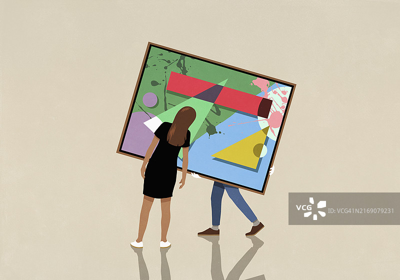 女人看着移动大型抽象画的人图片素材