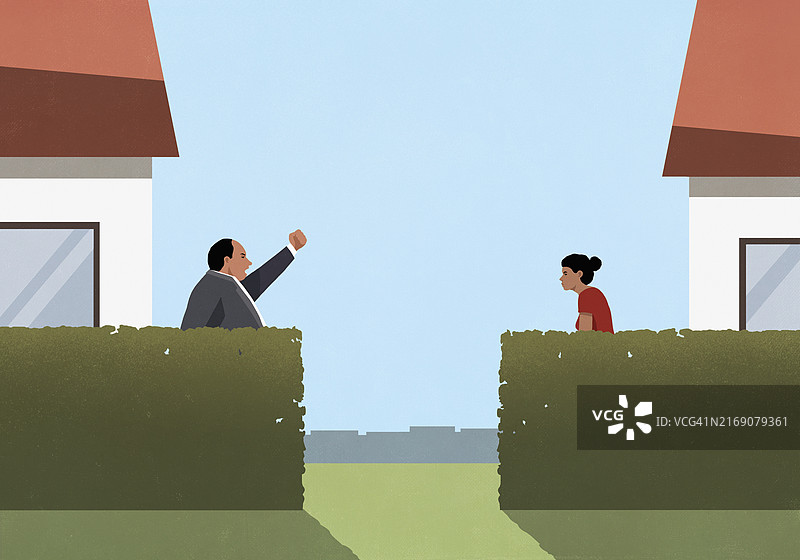 愤怒的男人隔着树篱朝邻居怒吼图片素材