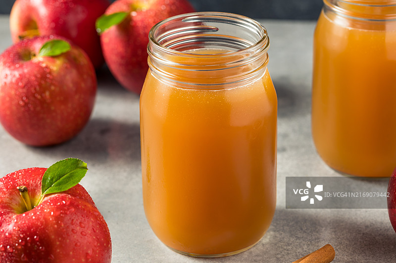 美国桌上玻璃杯中的橙汁特写图片素材