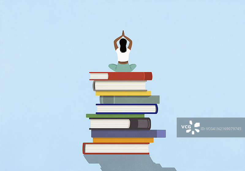 在一大堆书上冥想的女人图片素材