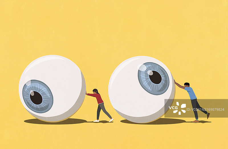 情侣在黄色背景上推动大眼球图片素材