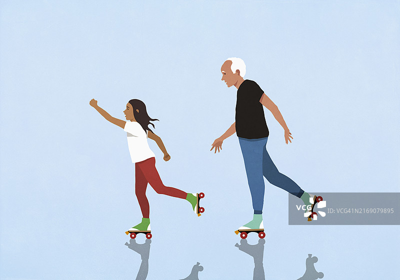 爷爷和孙女在蓝色背景上玩轮滑图片素材
