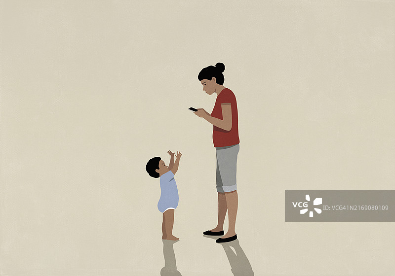 男婴伸手去抓看手机的妈妈图片素材