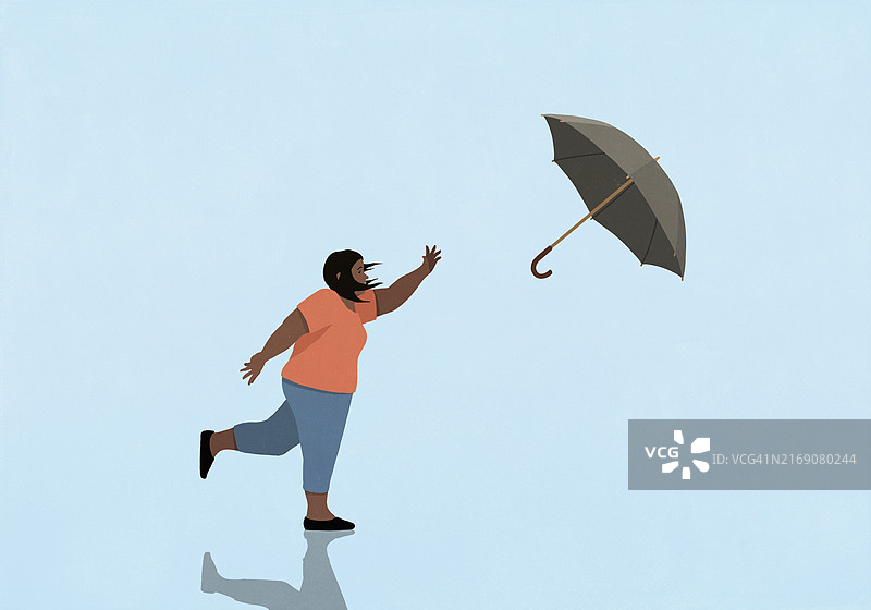 超重妇女在蓝色背景下追逐被风吹走的伞图片素材