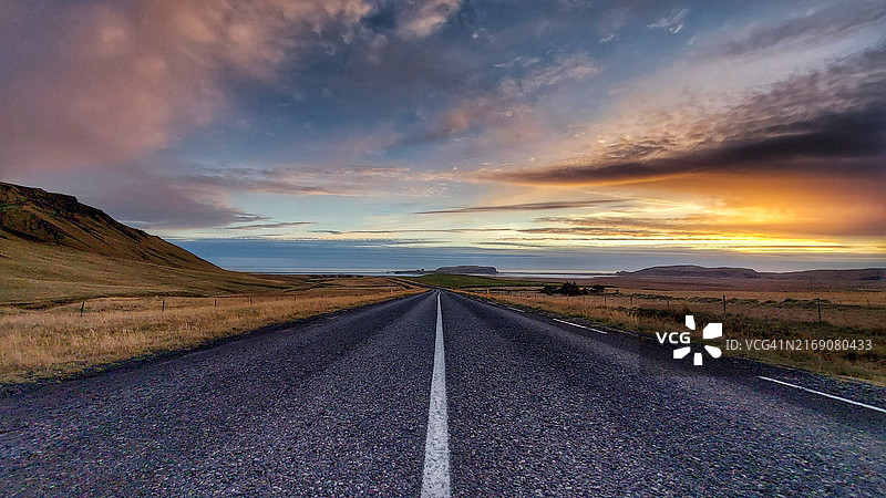 日落时分天空下的空旷道路图片素材