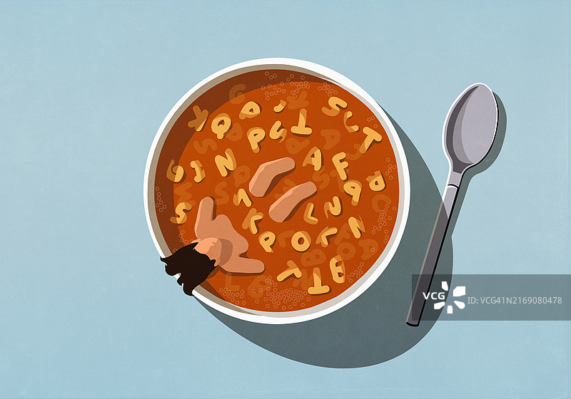 男子泡在字母汤里图片素材