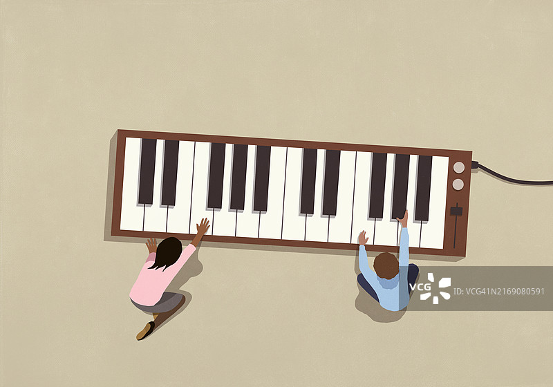 男孩和女孩玩大型电子钢琴键盘图片素材