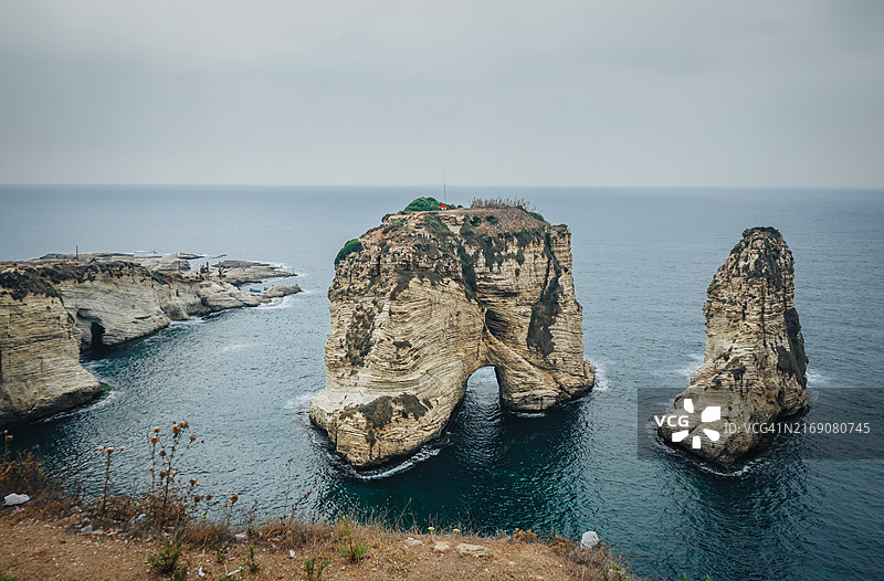 晴空下海中岩石景观图片素材