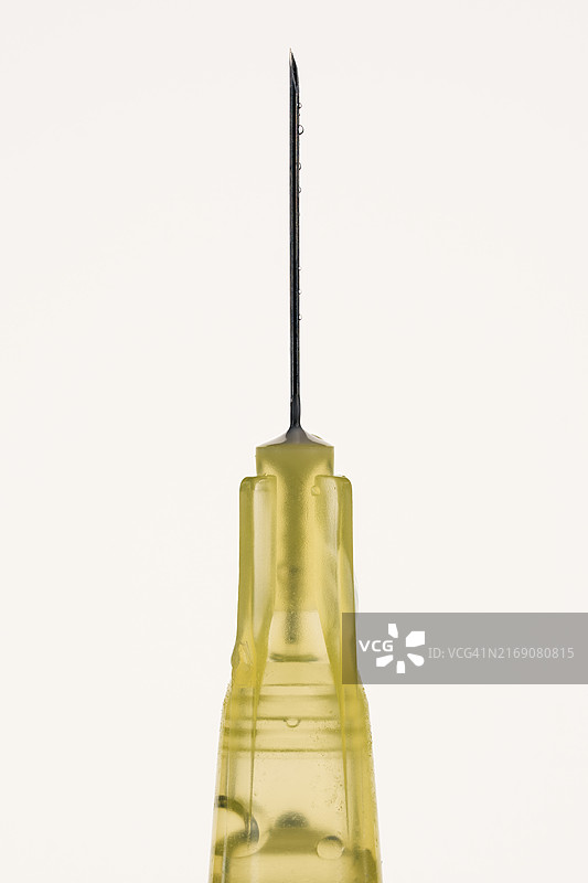 白色背景上的黄色注射器特写图片素材