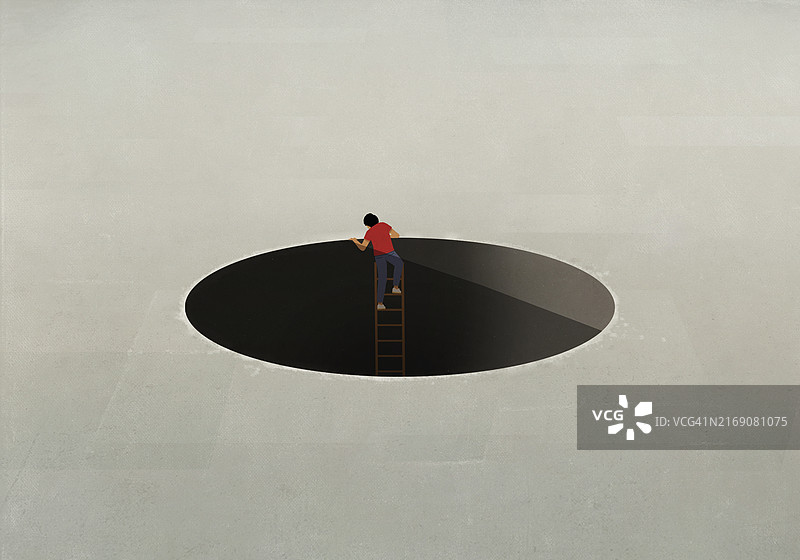 男人从大洞里爬梯子图片素材