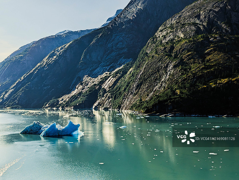 阳光明媚的阿拉斯加恩迪科特峡湾漂浮冰块，美国图片素材