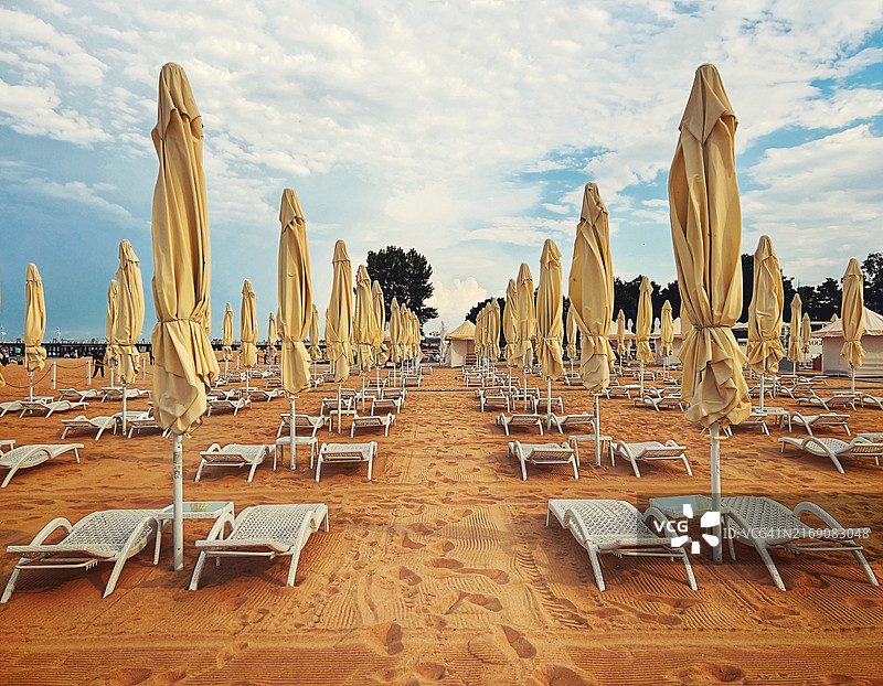 波兰波美拉尼亚索波特海滩全景：躺椅与遮阳伞图片素材