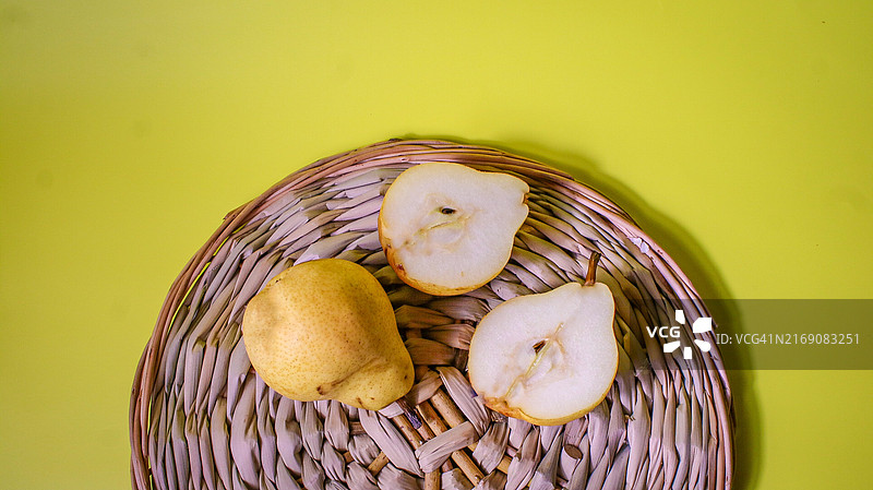 篮子中梨子高角度视图，美国田纳西州纳什维尔图片素材