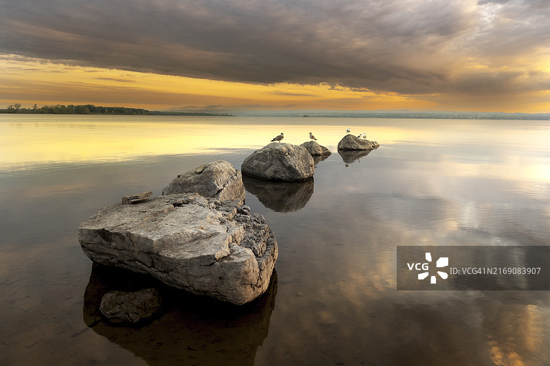 日落时大海对着天空的美景图片素材
