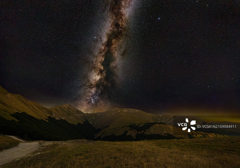 夜晚，群山映衬天空的美景图片素材