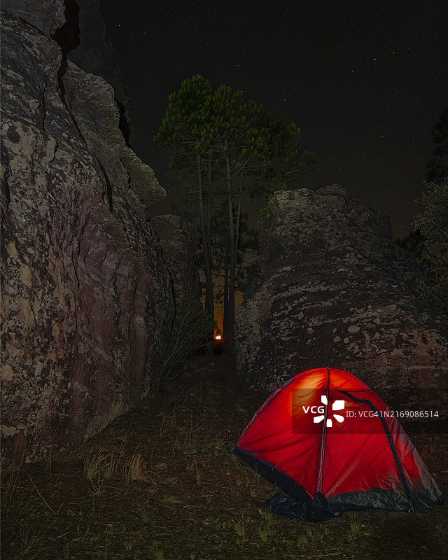 西班牙昆卡帕哈龙西略夜间帐篷灯光仰视视角图片素材