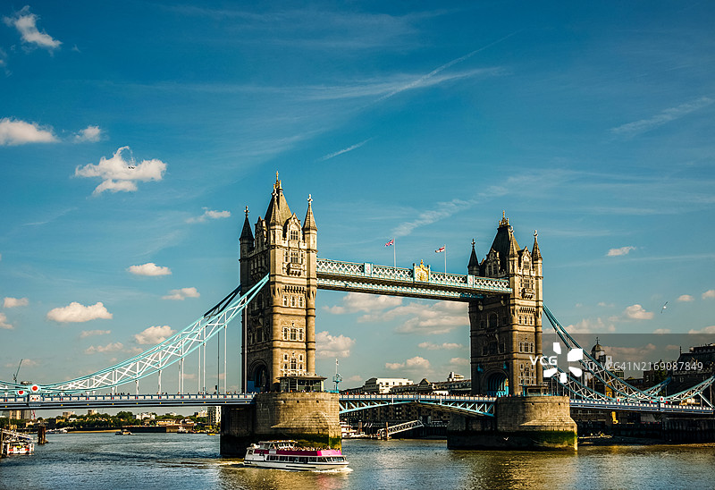 阳光明媚的伦敦塔桥，英国图片素材