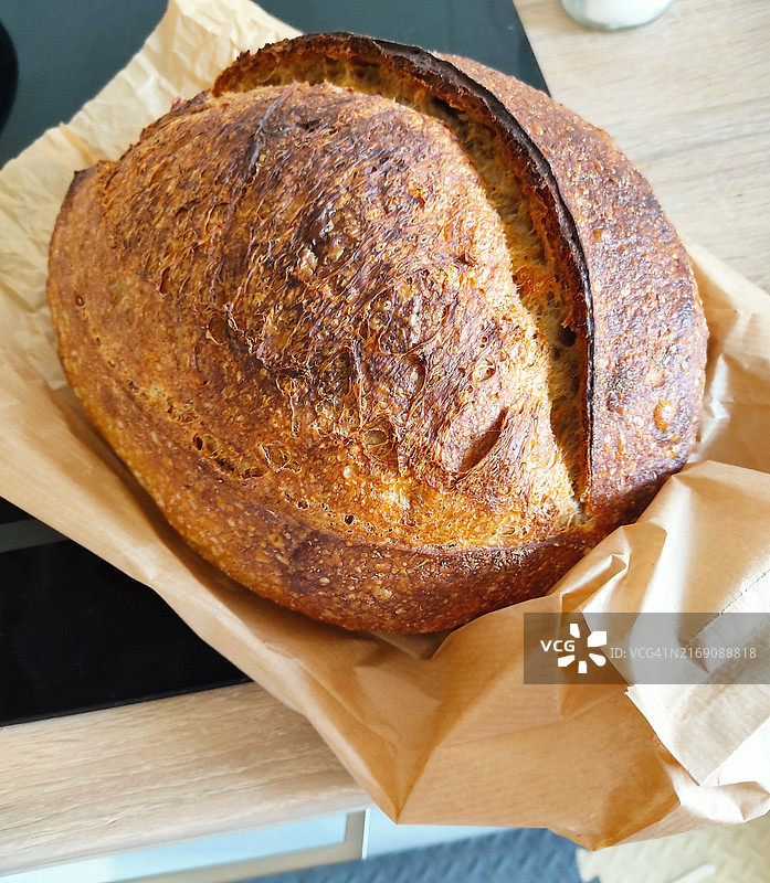 牛皮纸上的新鲜自制面包图片素材