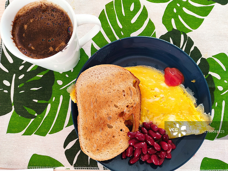 健康的早餐：煎蛋卷、咖啡和面包图片素材