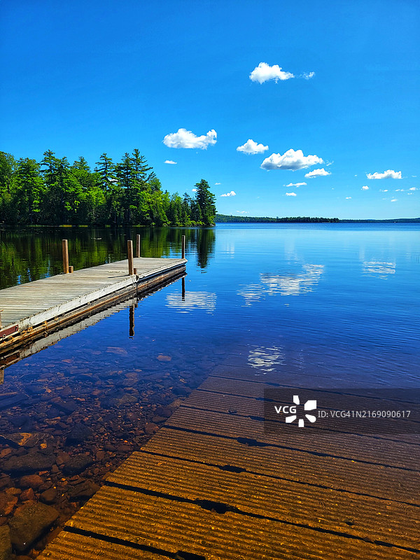 蓝天下的湖泊与码头，美国缅因州图片素材