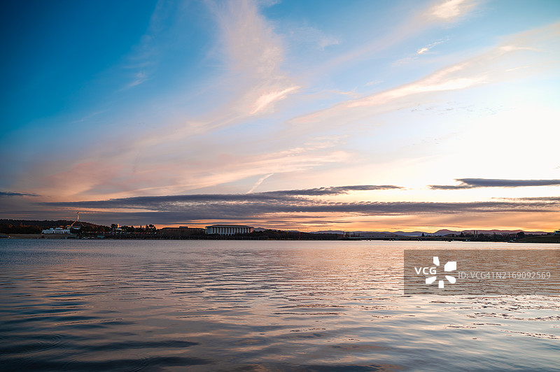 傍晚堪培拉伯利格里芬湖上美丽的日落倒影图片素材
