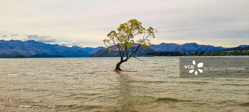 湖对天空的美景图片素材
