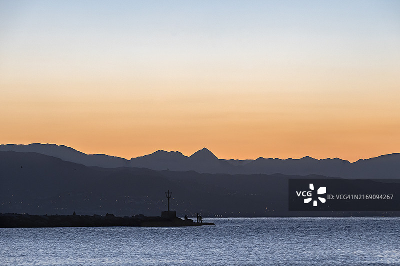 马拉加日出时分海天一色风光图片素材