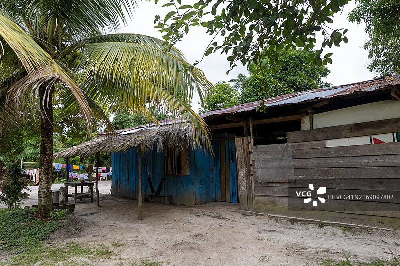 秘鲁亚马逊河畔印第彭登西亚土著社区的乡村房屋图片素材