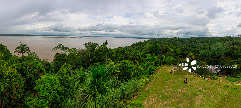 从亚马逊河畔的 Independencia 土著社区观看丛林和亚马逊河图片素材